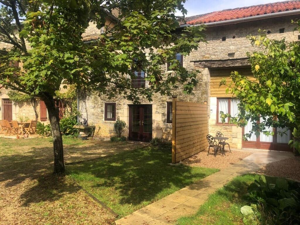 Blacksmiths Cottage In Blanzay - 3 Beds 외부 사진